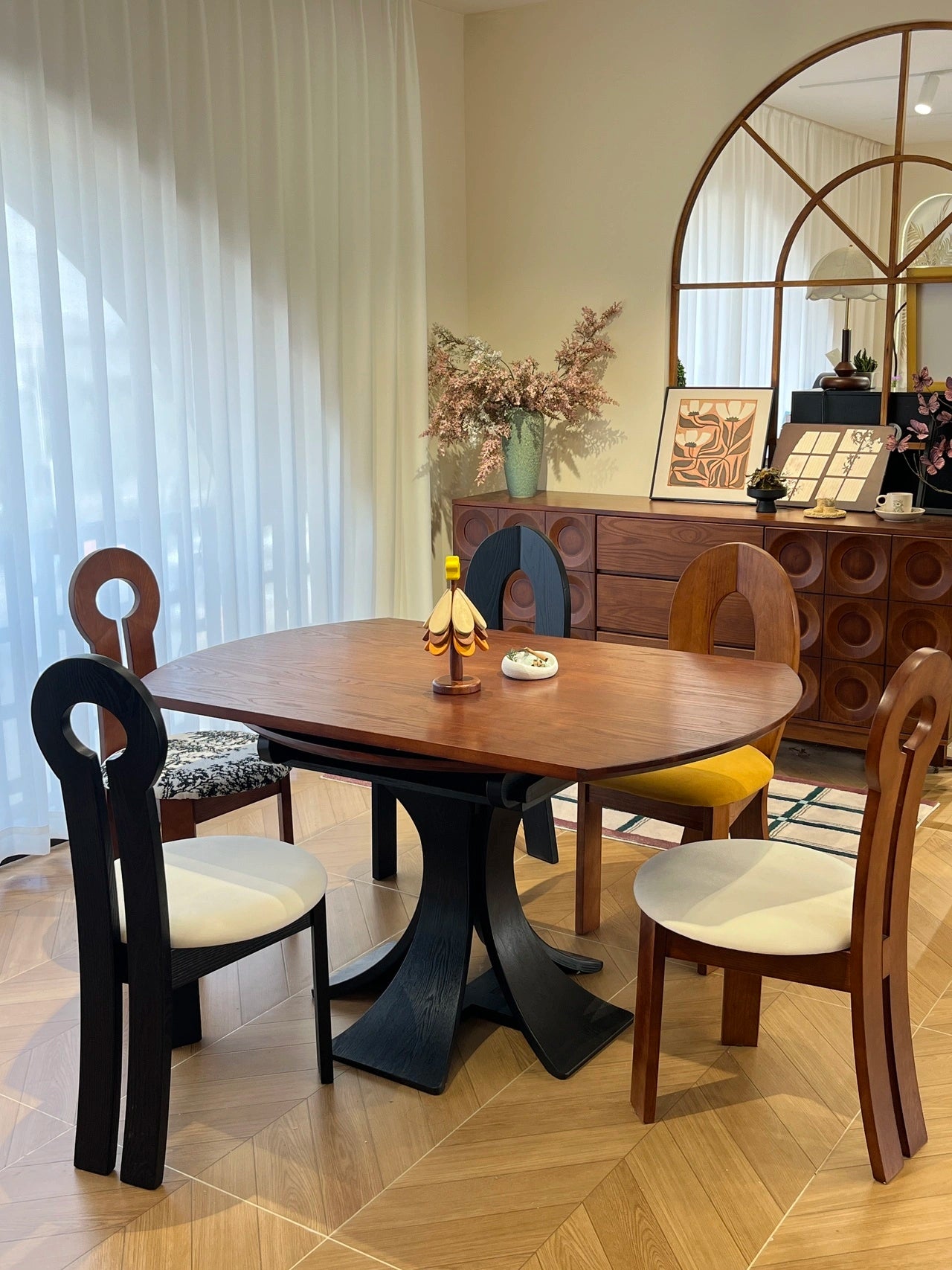CZ010 Dining Table – detail view 3