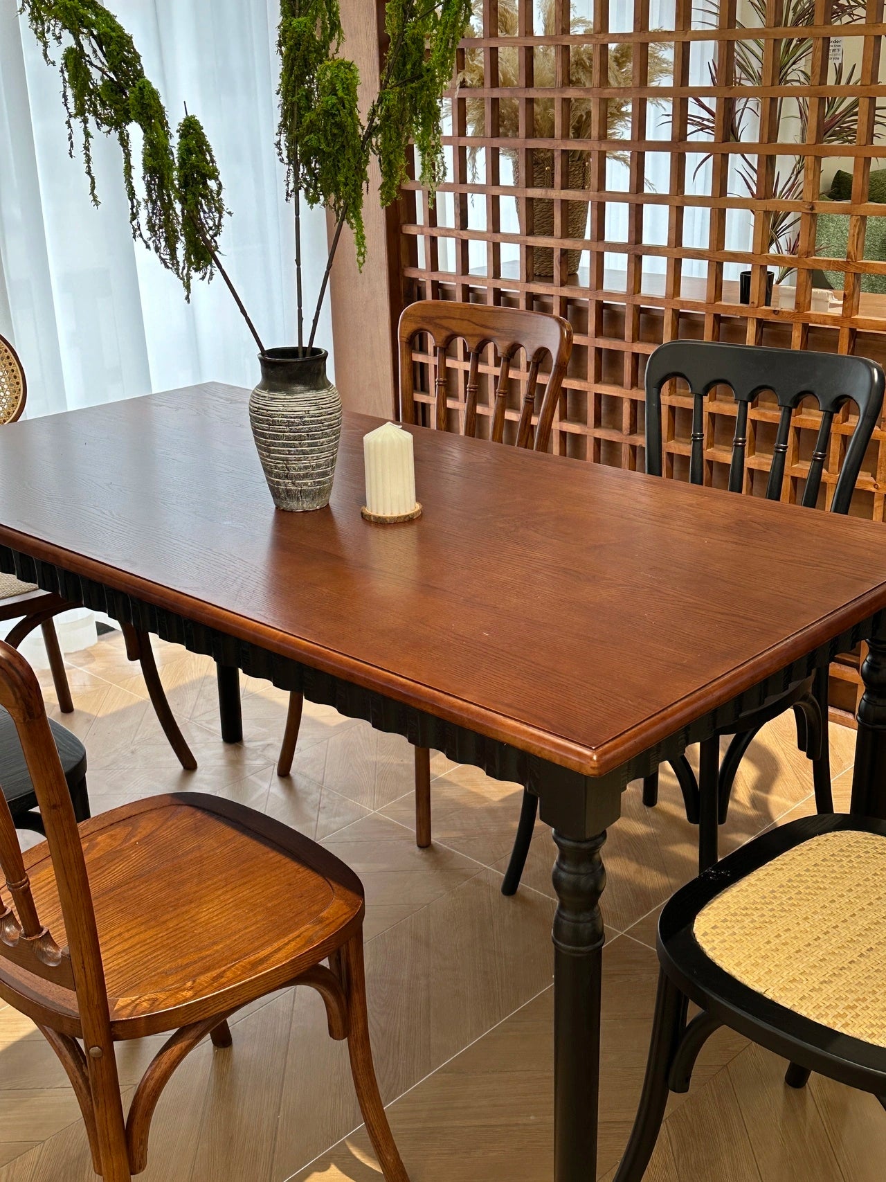 CZ008 Dining Table – detail view 3