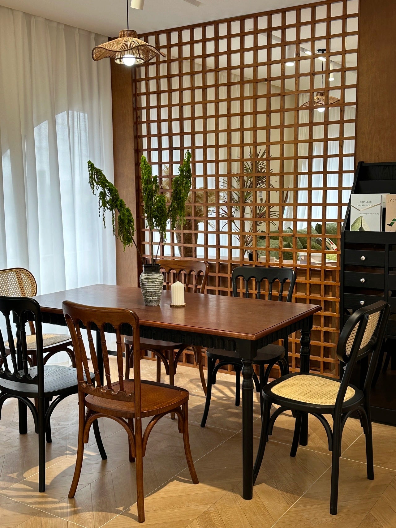 CZ008 Dining Table – detail view 2