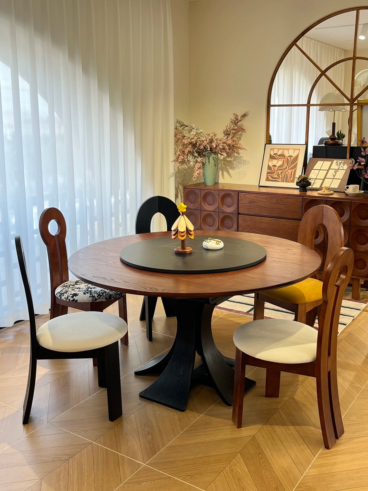 CZ010 Dining Table – detail view 2
