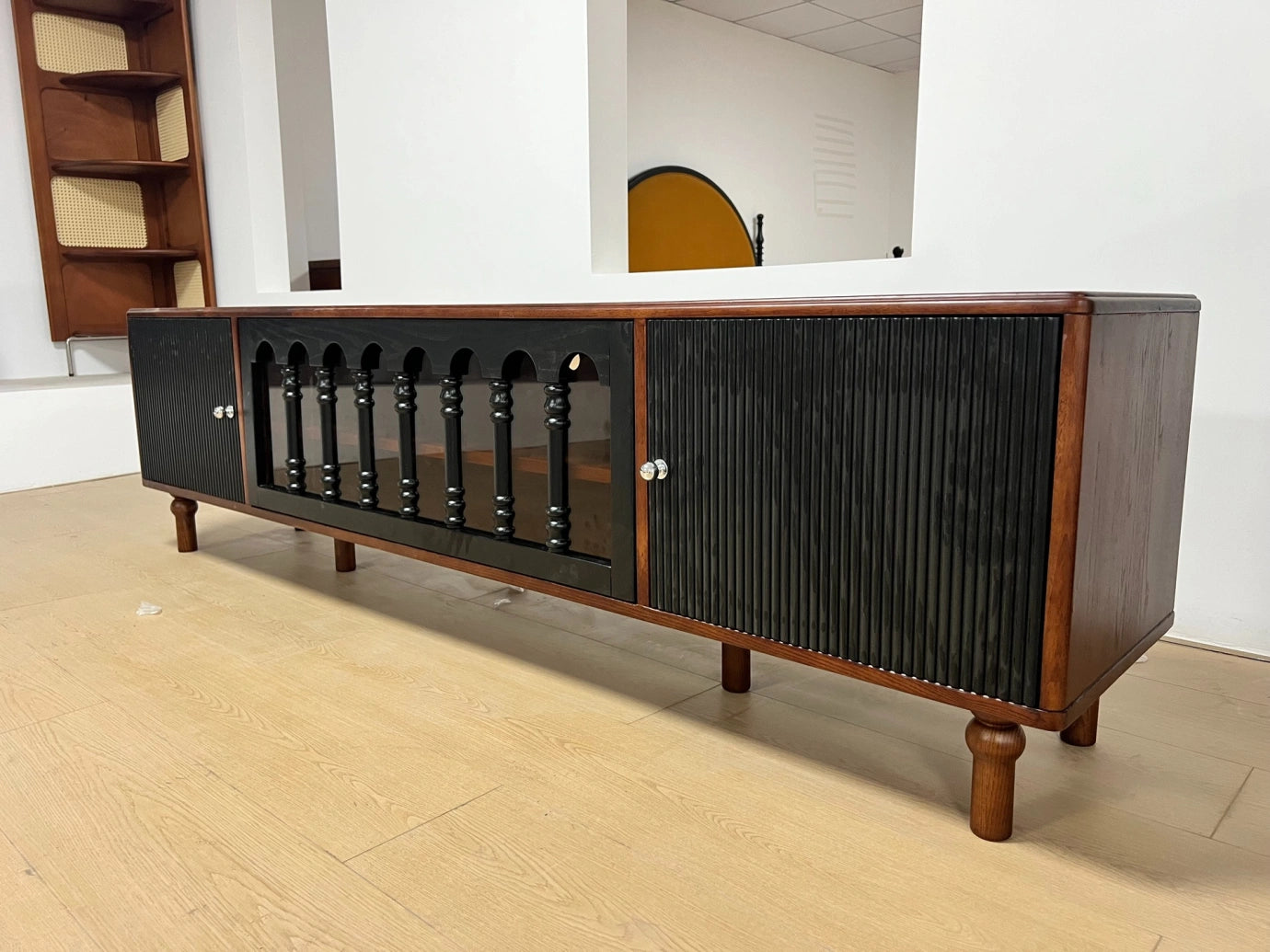 D16 TV Console – detail view 2