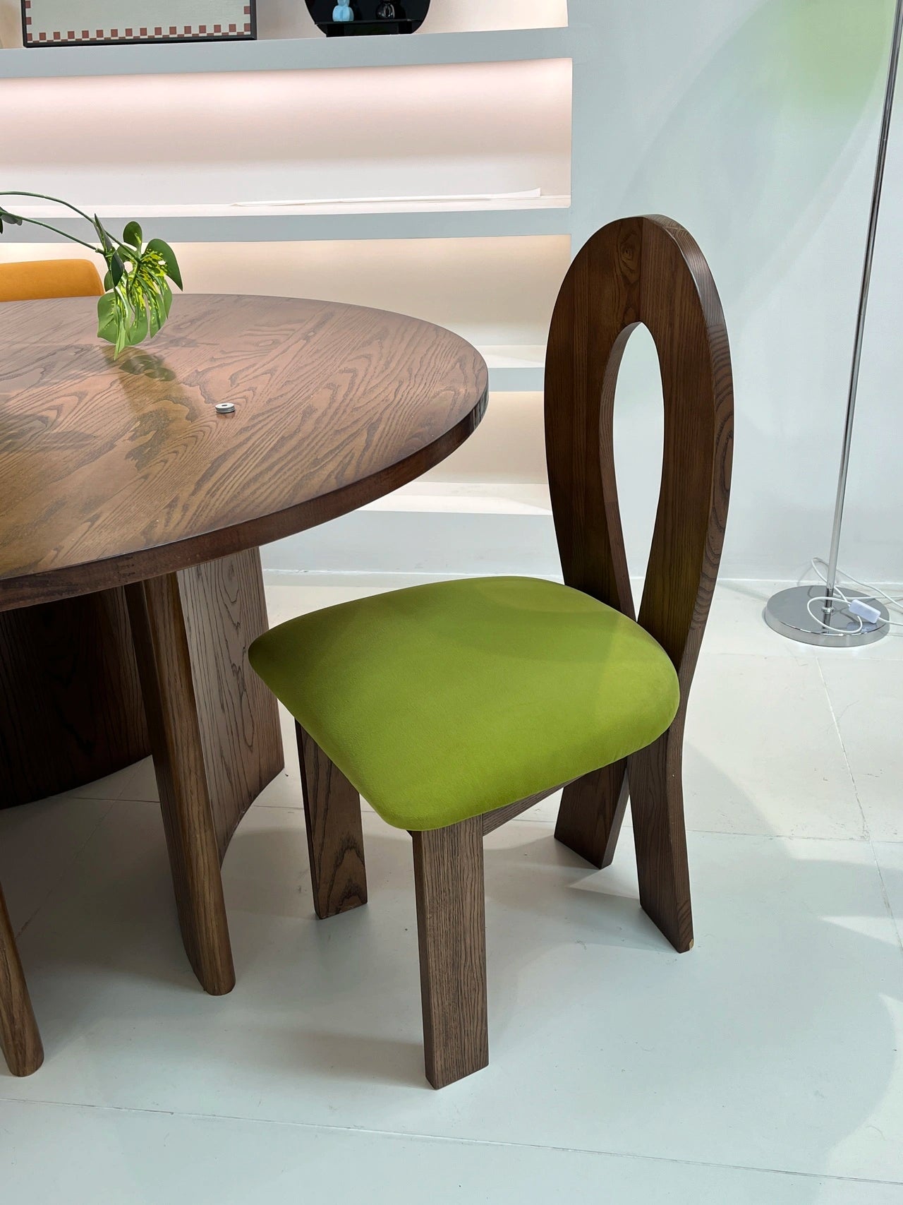 YZ001 Dining Table – detail view 2