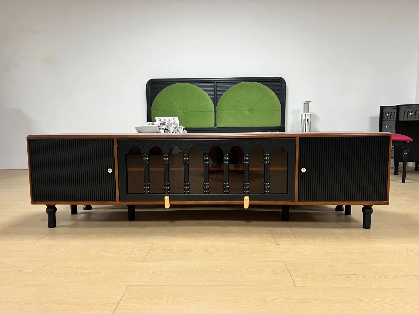 D16 TV Console – detail view 3
